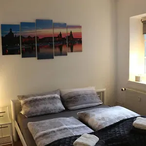 Zentralgelegene 4-raum Bis 8 Pers. Dresden